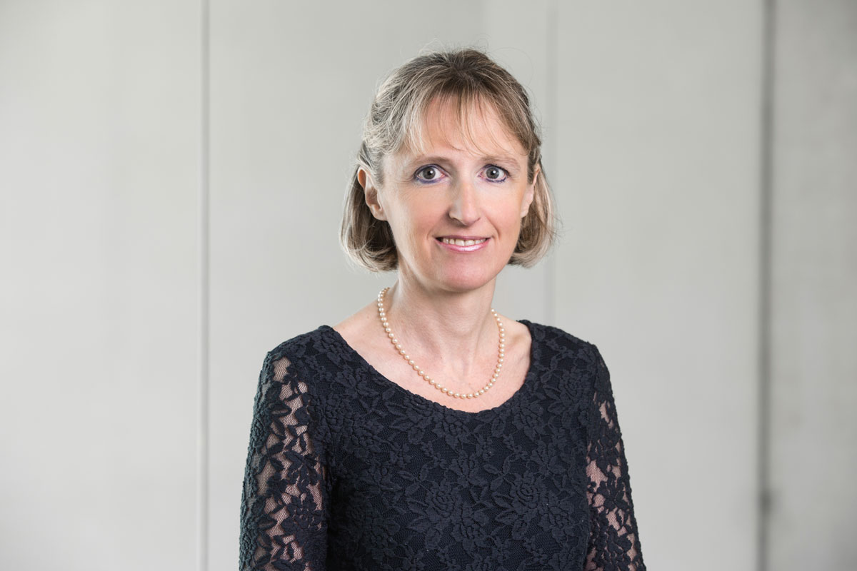 Dr med. Monique Perrin, Chef de Service, Bactériologie, mycologie, antibiorésistance et hygiène hospitalière <br>Microbiologie